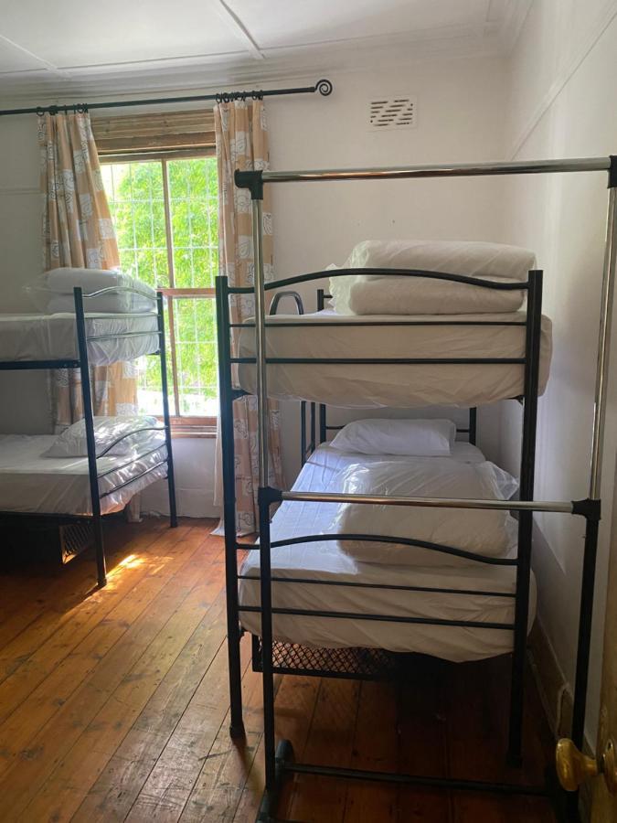 Oak Backpackers Hostel *