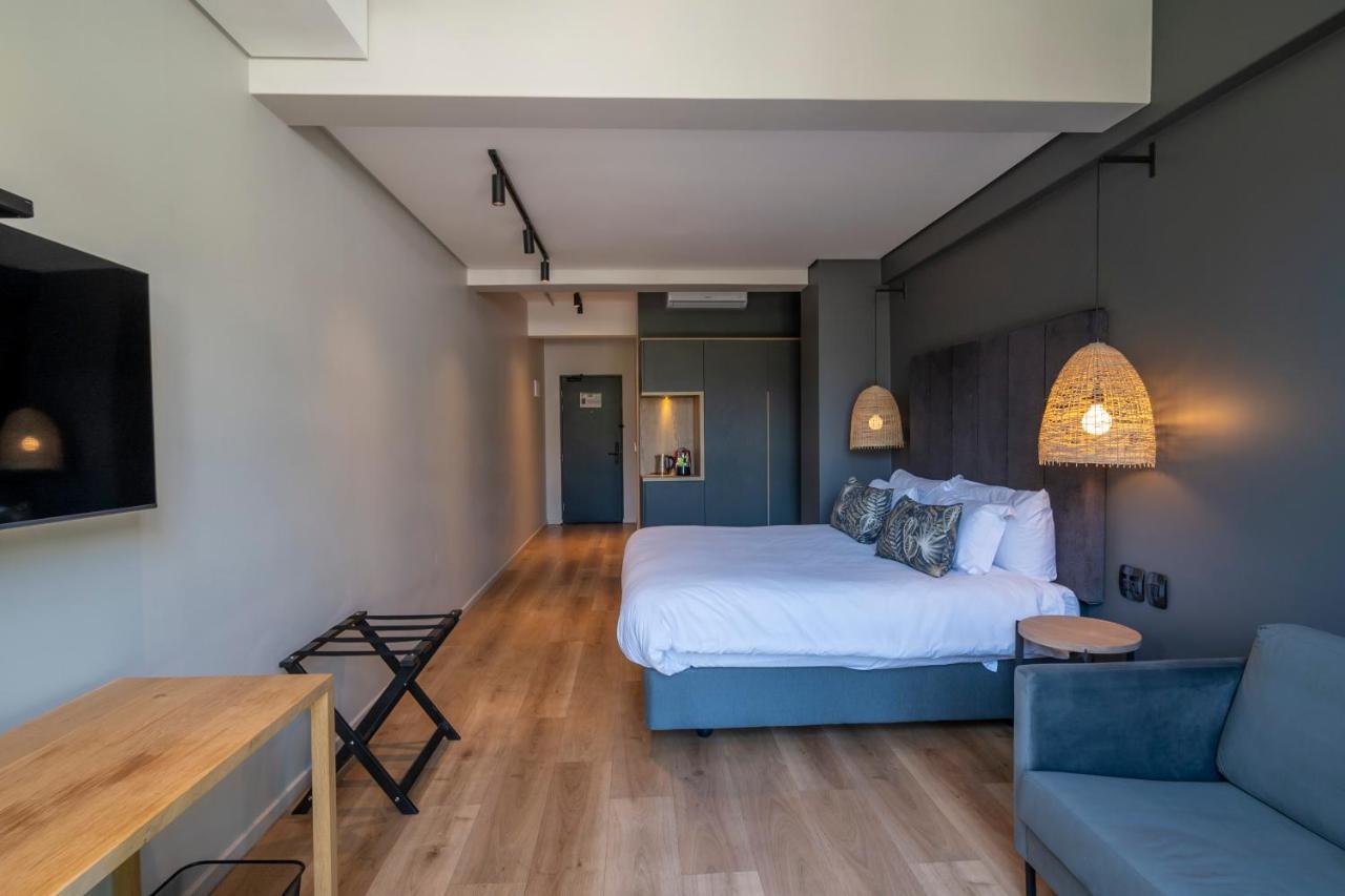 Kloof Street - Lion Roars & Hotel 4*