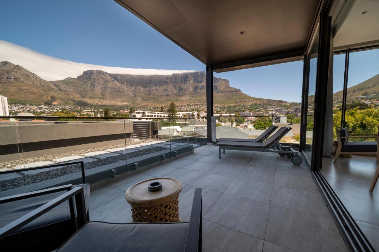 Kloof Street - Lion Roars & Hotel