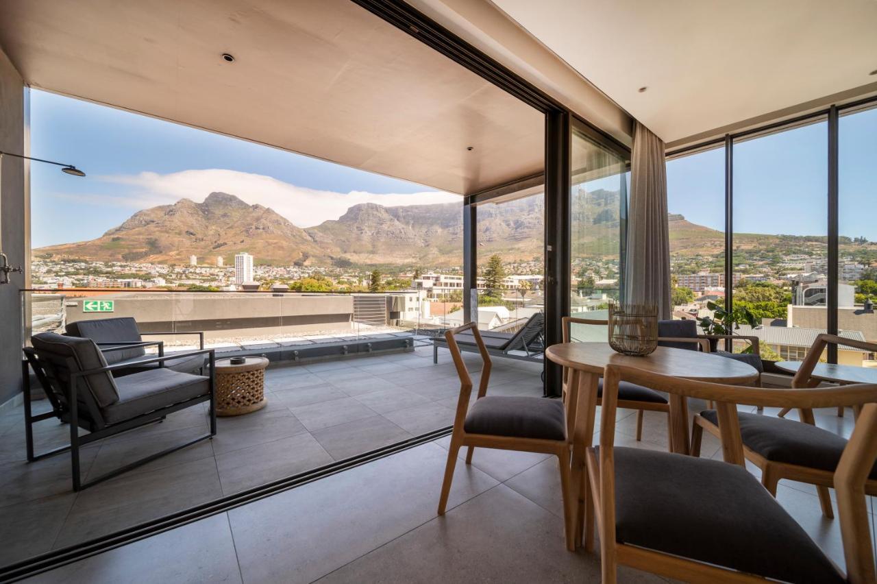 Kloof Street - Lion Roars & Hotel