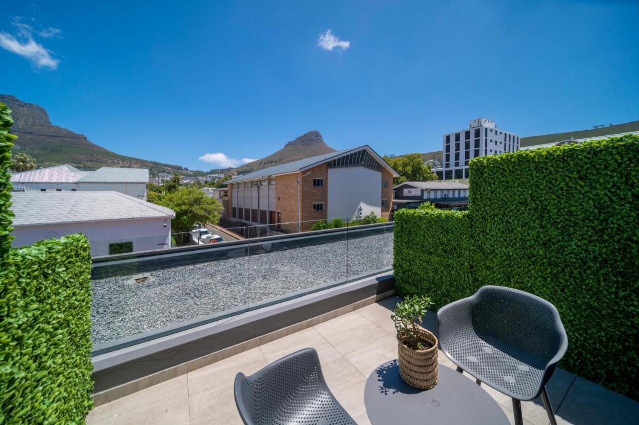 Kloof Street - Lion Roars & Hotel