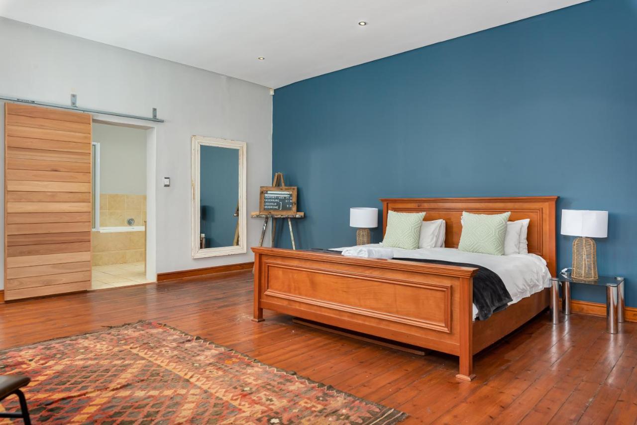 Inner City New York Style Loft, Pool Table Apartment