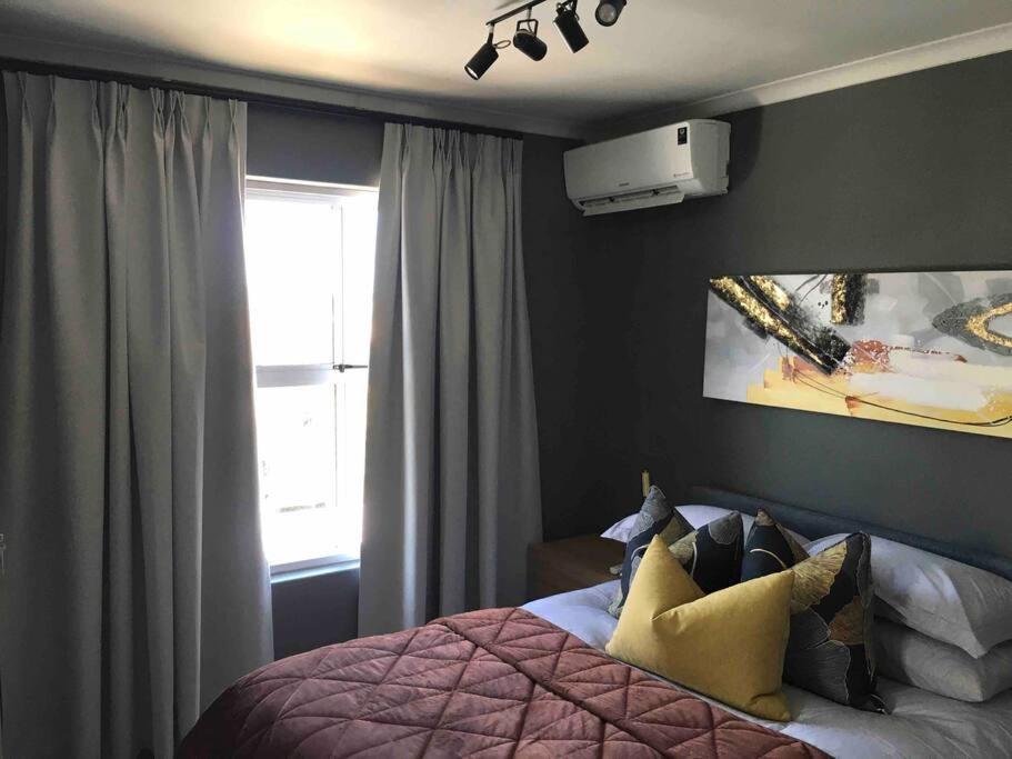 Cheerful 2 Bedroomed Townhouse With Patio Apartment *