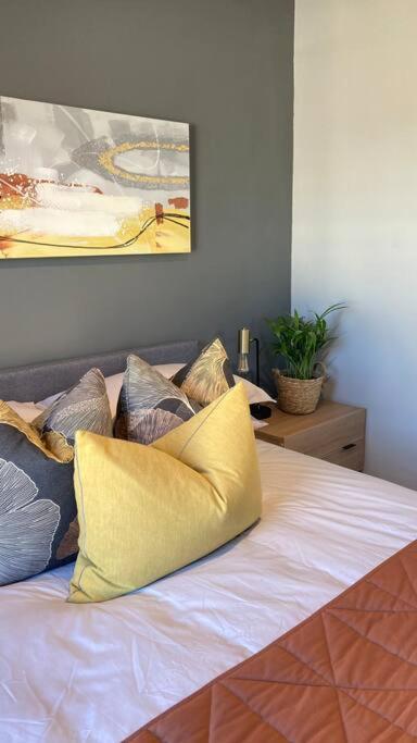 Cheerful 2 Bedroomed Townhouse With Patio