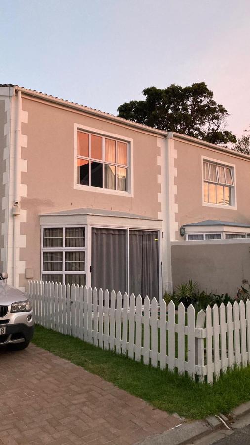 Apartment Cheerful 2 Bedroomed Townhouse With Patio *