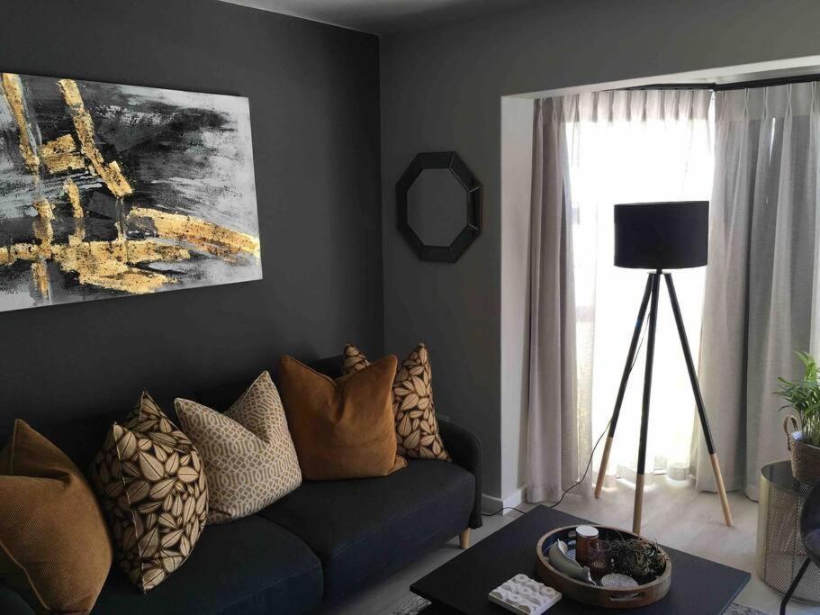 Apartment Cheerful 2 Bedroomed Townhouse With Patio Cape Town