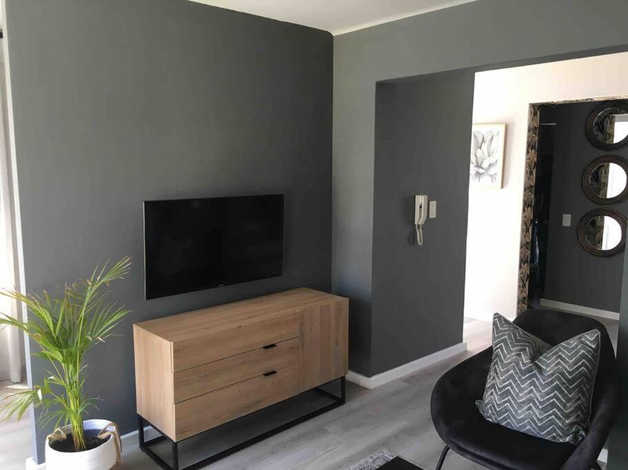 Cheerful 2 Bedroomed Townhouse With Patio Apartment *