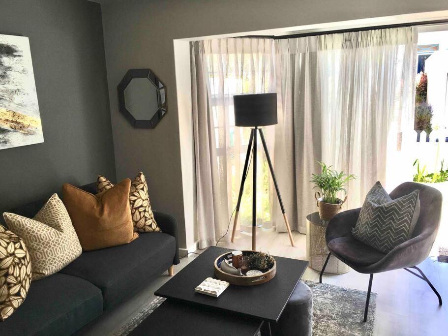 Apartment Cheerful 2 Bedroomed Townhouse With Patio Cape Town