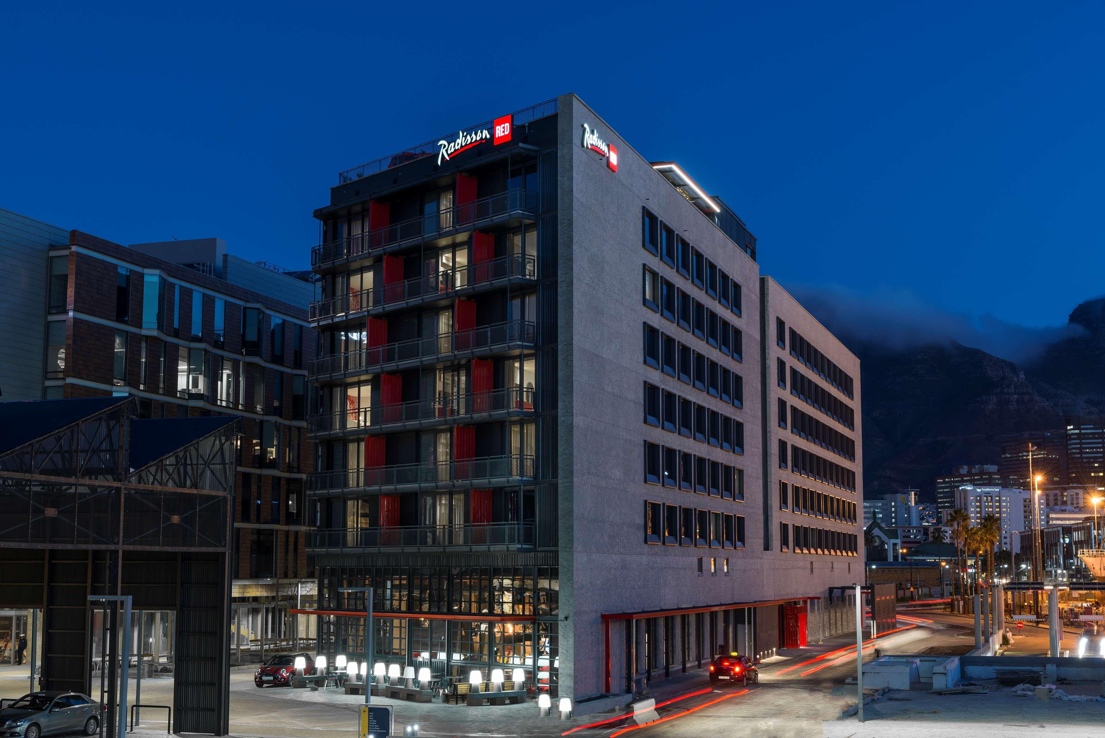 Hotel Radisson Red V&a Waterfront 3*