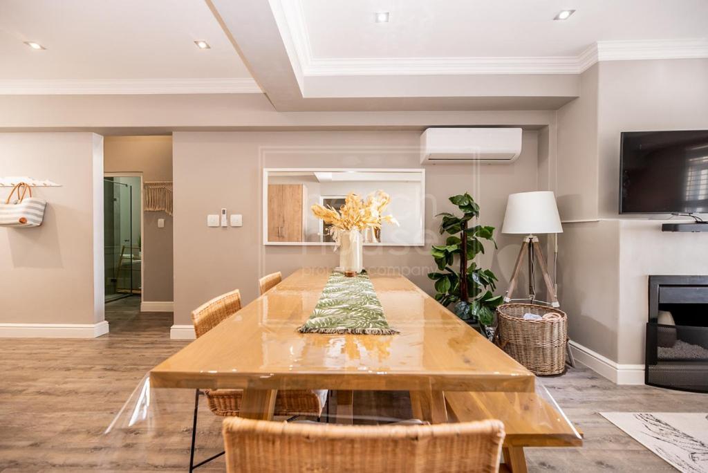Luxury 3 Bedroom, 3 Bathroom Floor Beachfront, Big Bay, 67 Bona View * Bloubergstrand