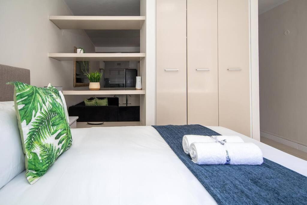 Lovely 1 Bedroom In Sea Point. Shaftsbury.