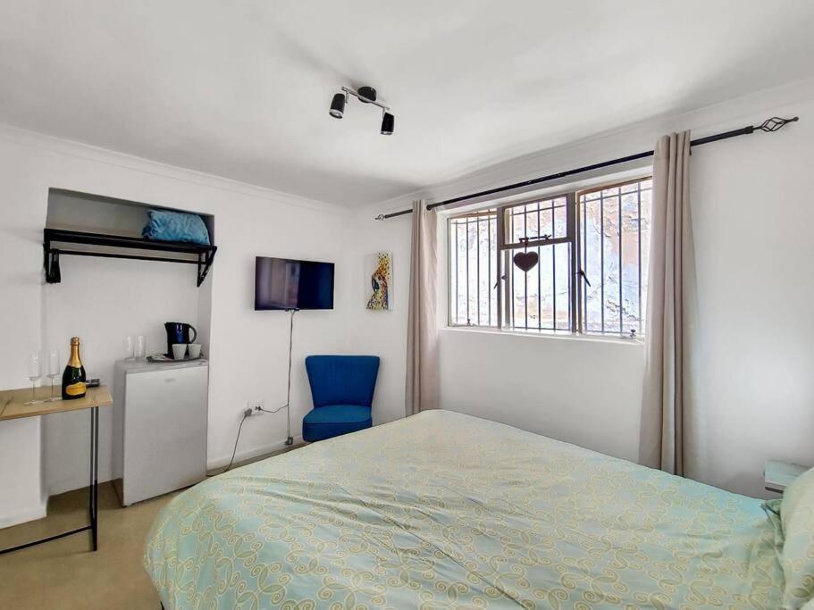 Cosy At The Foothills Of Table Mountain-secure Cape Town