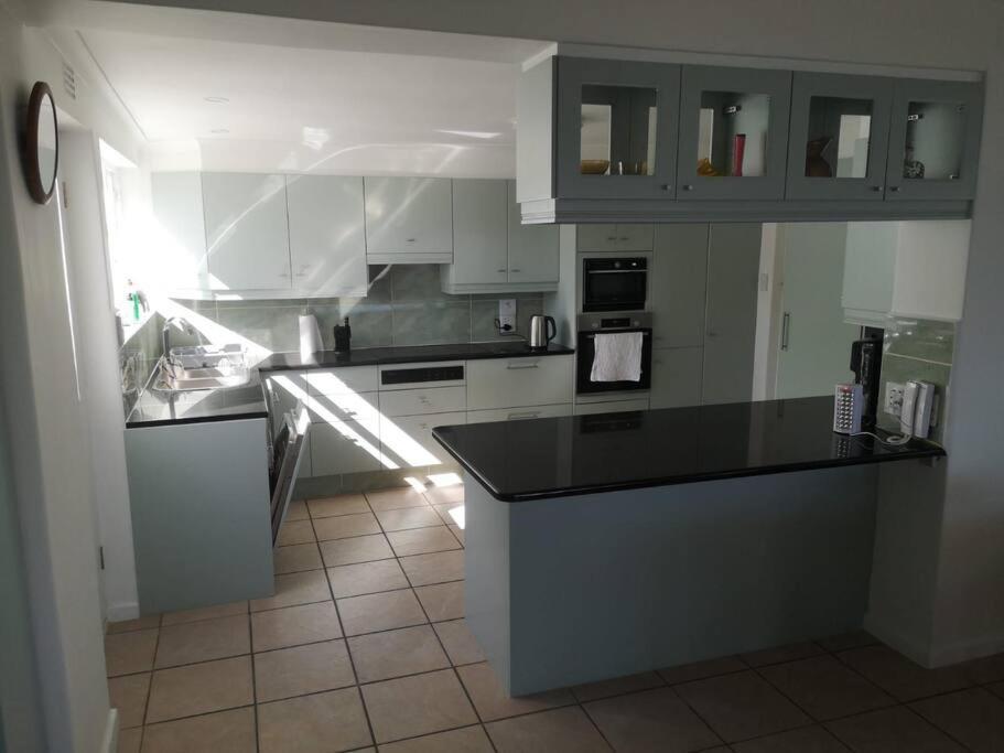 Neptunes Seat - Garden Paradise With Ocean Views Cape Town