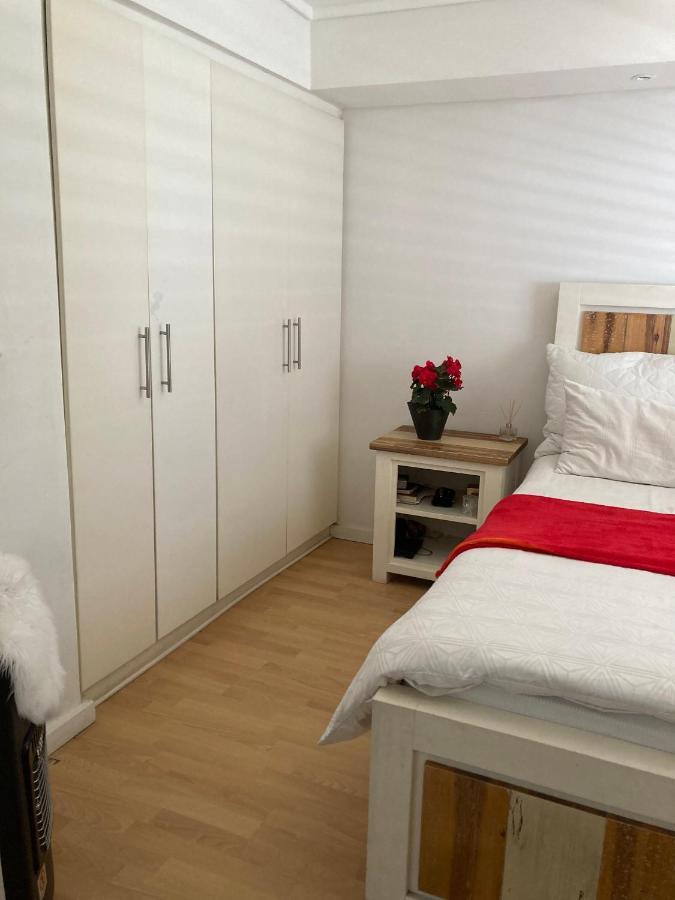 Bayviews, Clifford Road, Sea Point Apartment *
