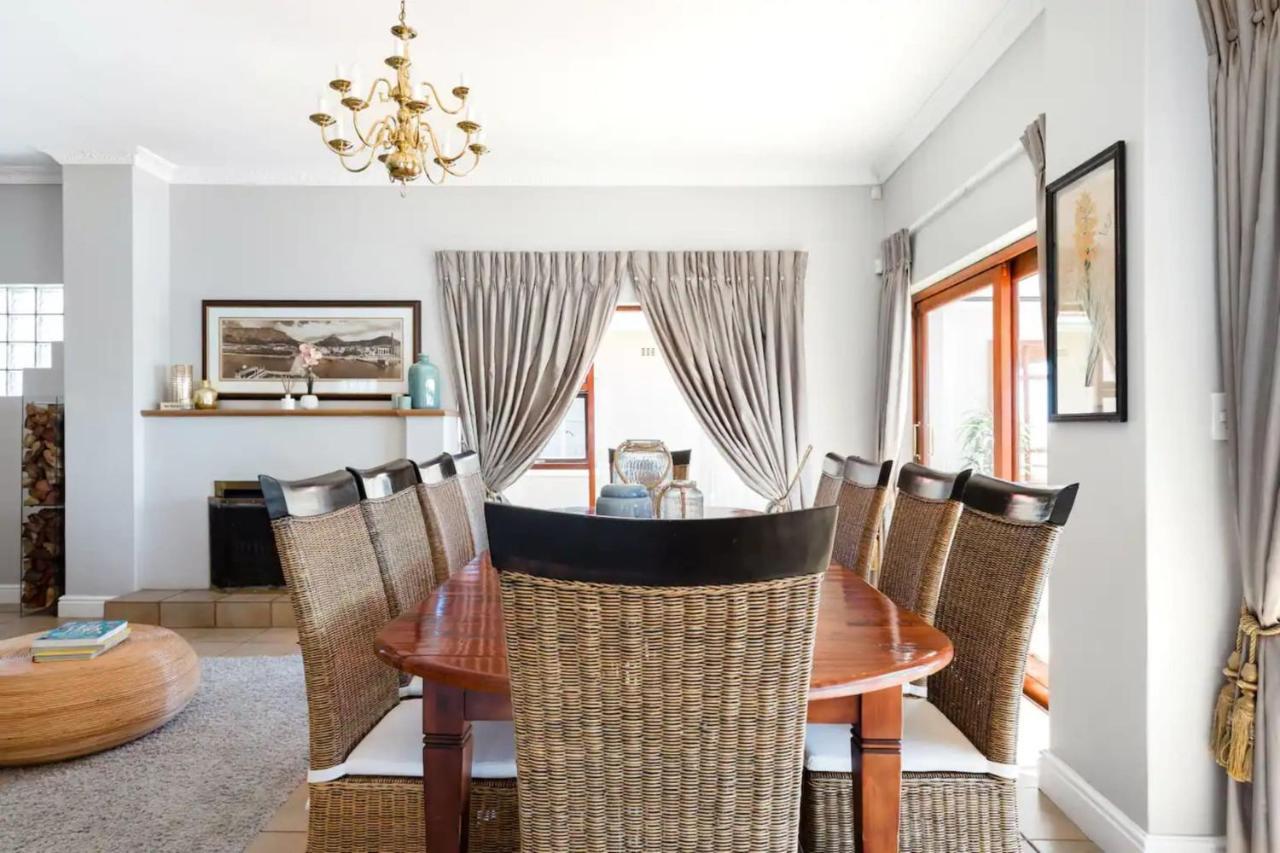 3 Bedroom Hilltop With Spectacular Views *