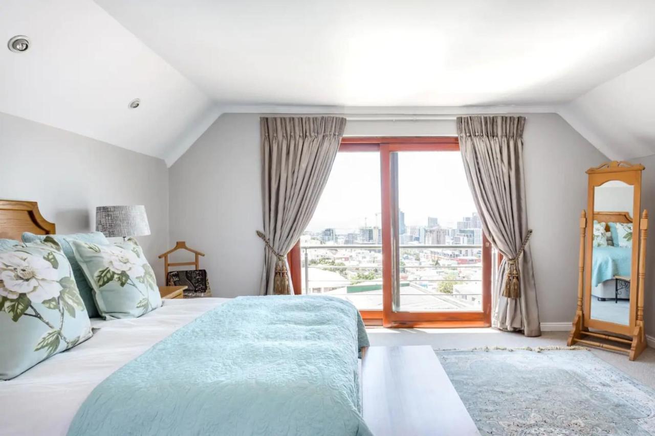 3 Bedroom Hilltop With Spectacular Views *