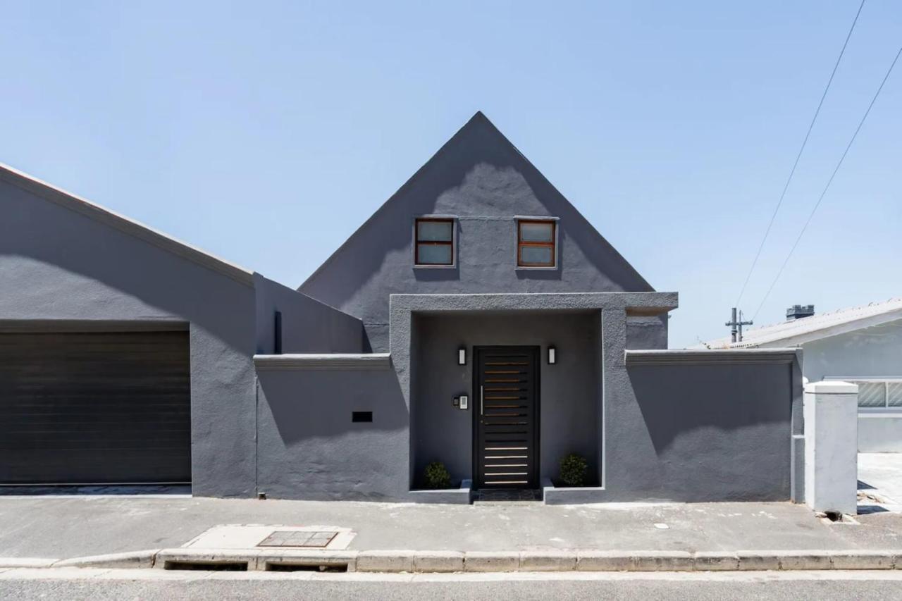 3 Bedroom Hilltop With Spectacular Views *
