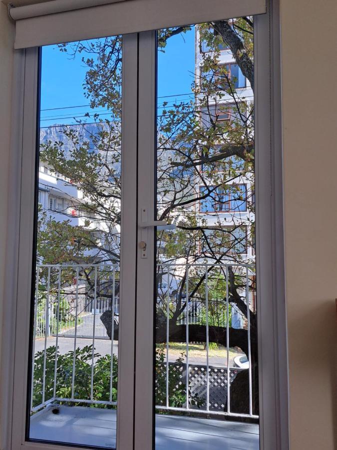 Apartment Table Mountain Views, Modern,lots Of Natural Light, With Parking *