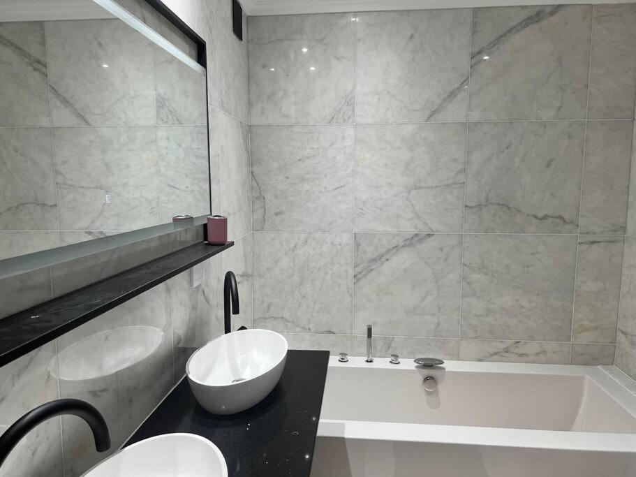 Amazing! 7 Bedroom With Rooftop Pool & Views Villa