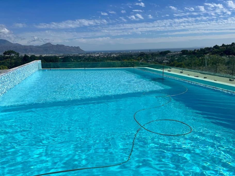 Amazing! 7 Bedroom With Rooftop Pool & Views Villa Cape Town