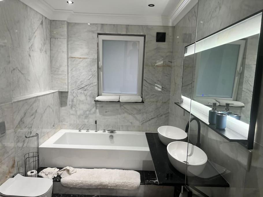 Amazing! 7 Bedroom With Rooftop Pool & Views