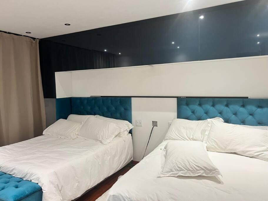 Villa Amazing! 7 Bedroom With Rooftop Pool & Views *