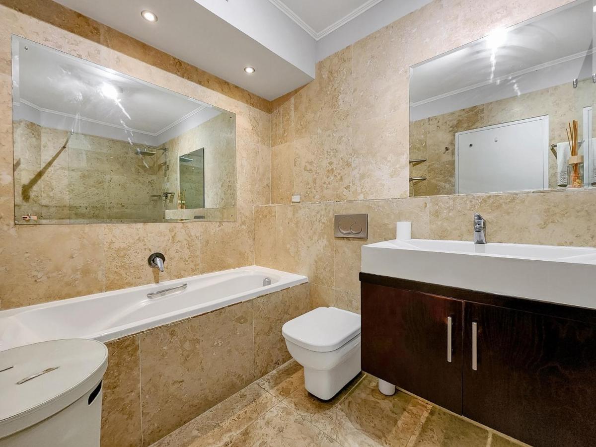 Apartment Walkable, Pools, Park And Great For Families *