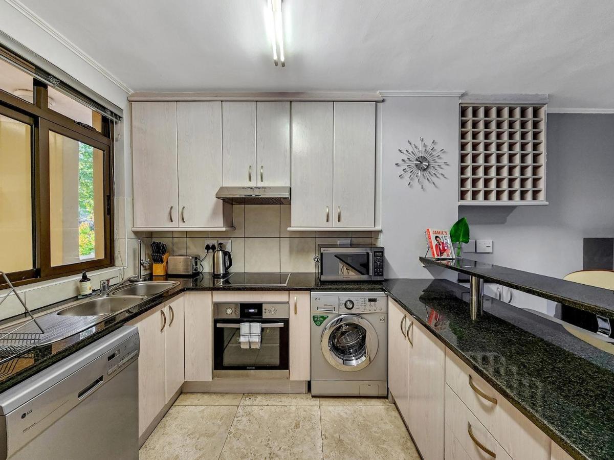 Walkable, Pools, Park And Great For Families Apartment Cape Town