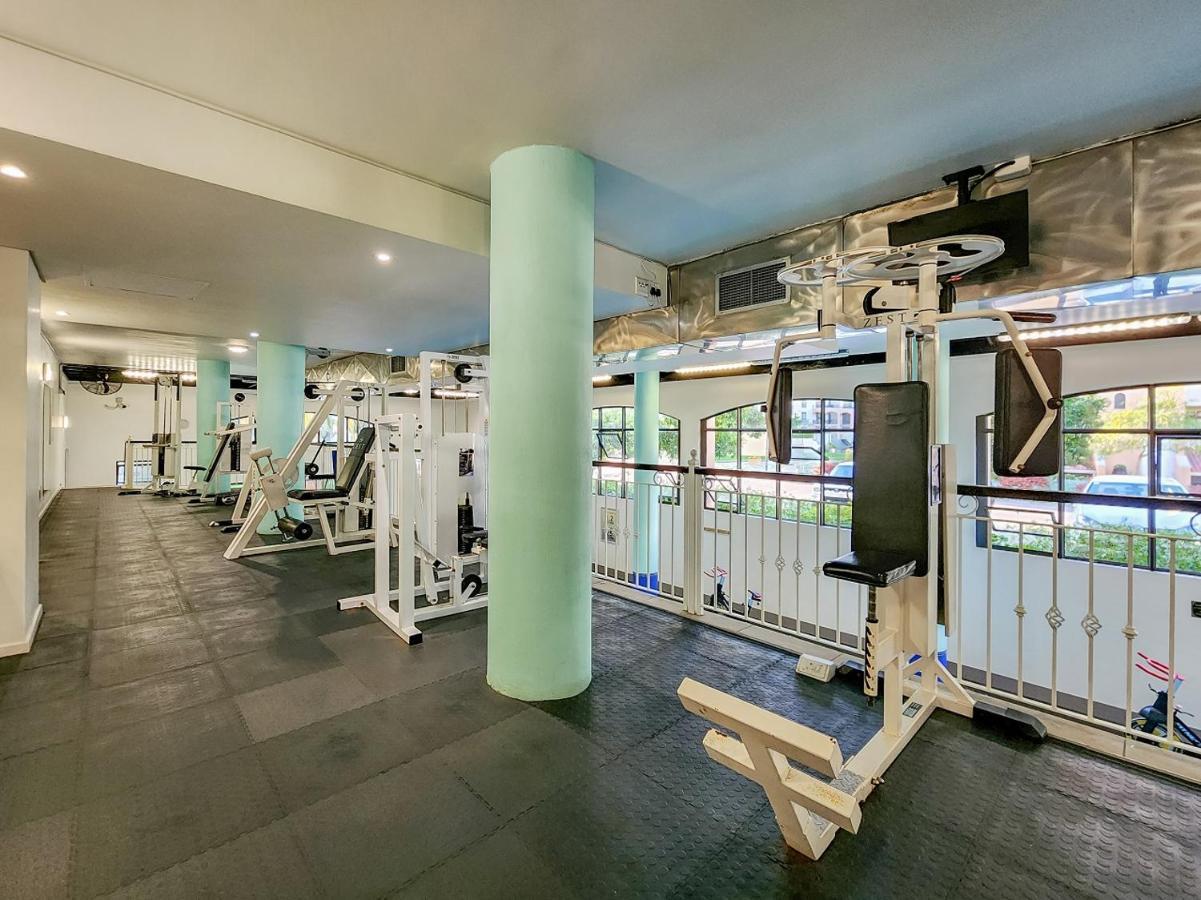 Apartment Walkable, Pools, Park And Great For Families *