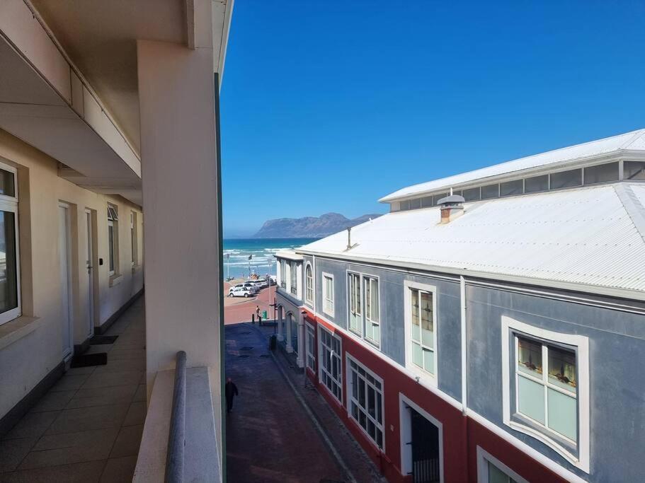 Apartment Beachfront On Muizenberg Surfers Corner