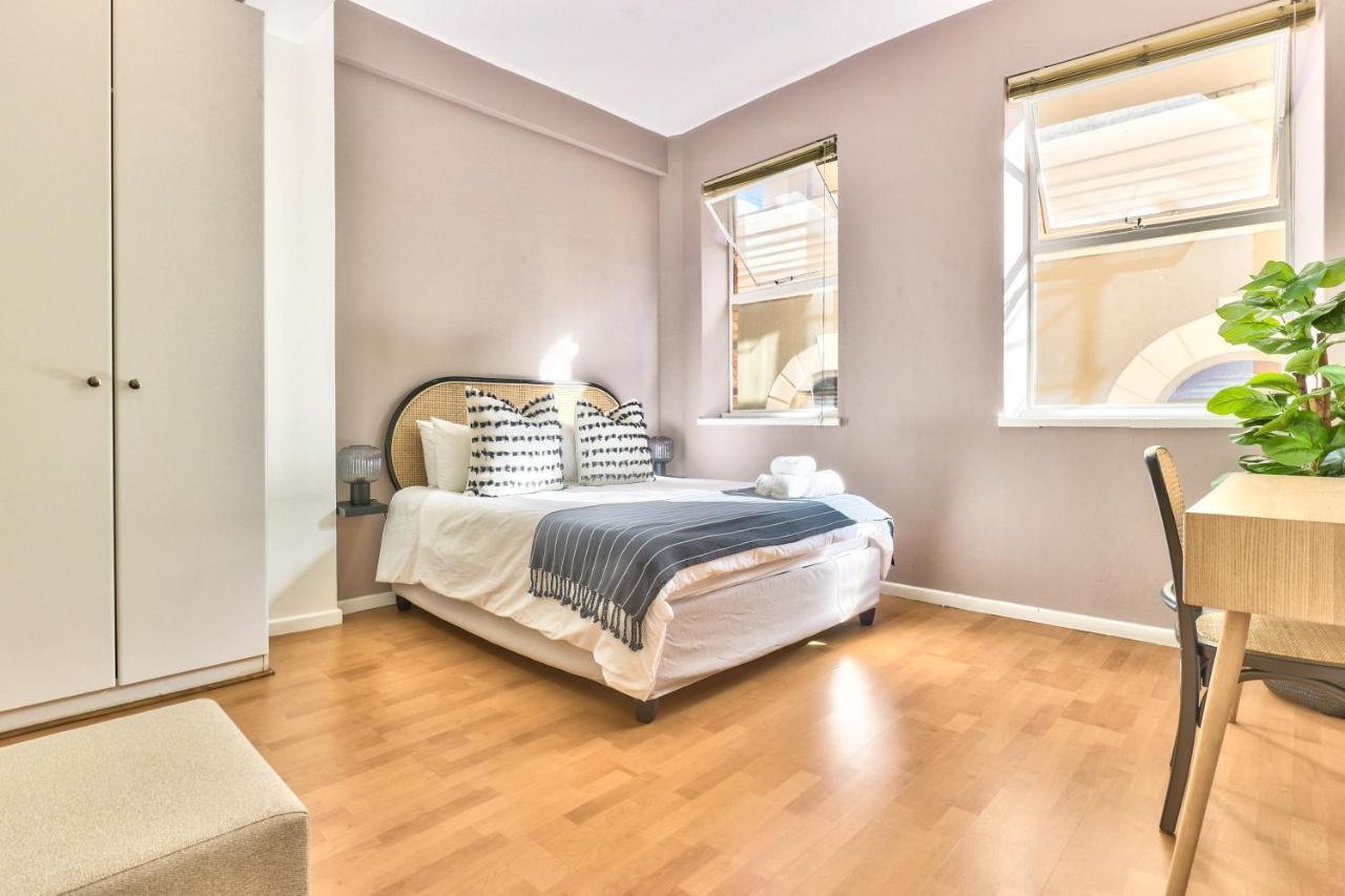 The Piazza 1 Bedroom Spacious With Study *