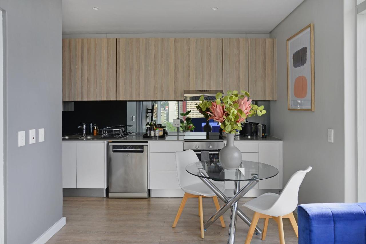 Sophia - Sunny Corner Apt, 180° Ocean, & Mountain Views Cape Town