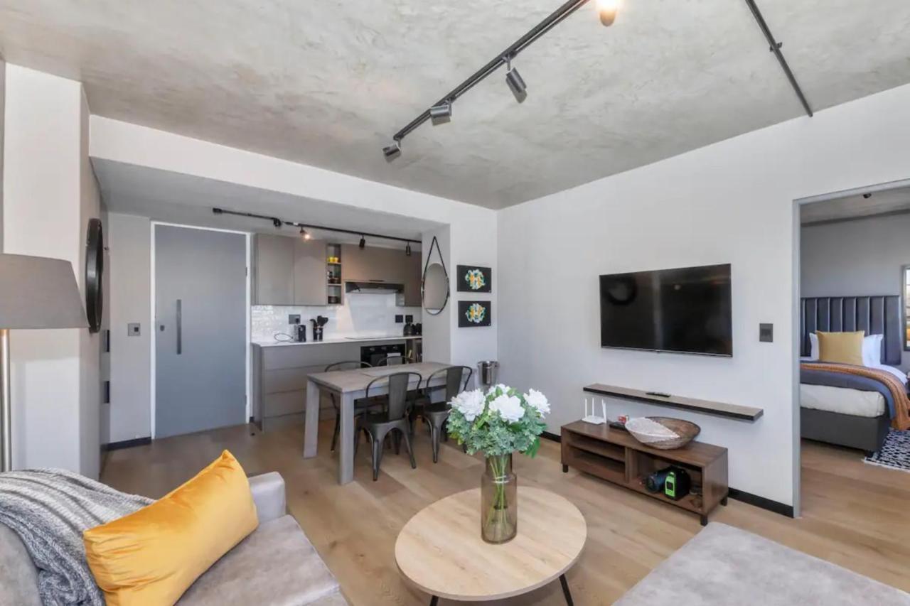 Chic & Sophisticated 1bd - Sea Point Apartment Cape Town