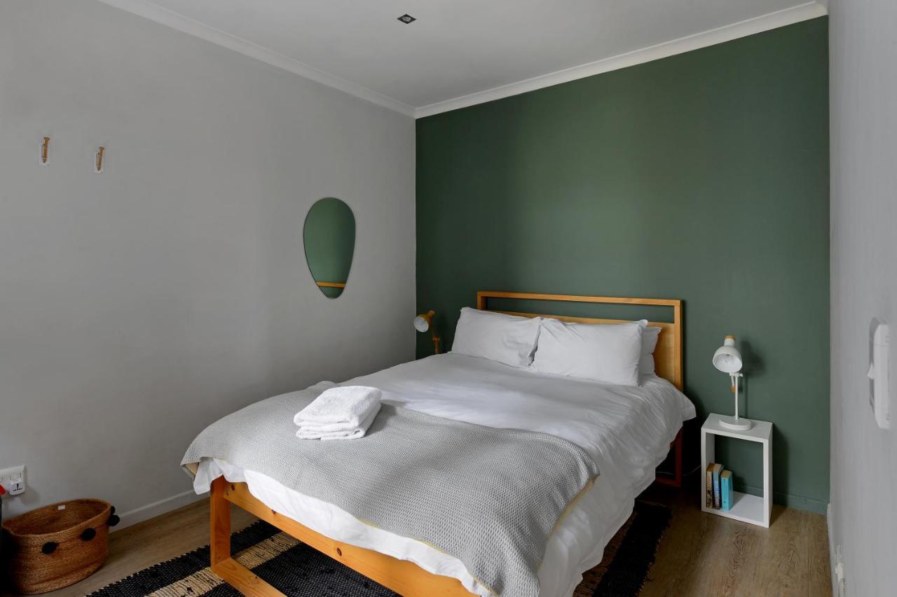 Top-floor 2 Bed Unmatched Table Mountain Views *