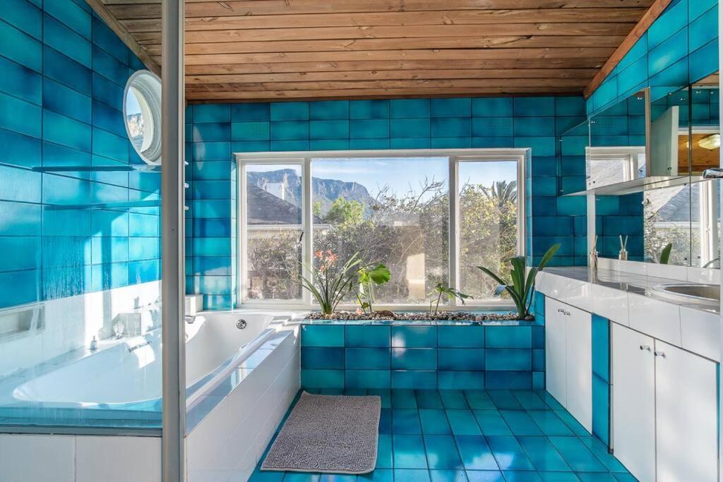 Ocean & Mountain Views Camps Bay, Bakoven Holiday home *