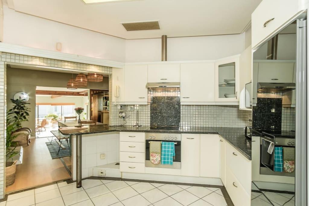 Holiday home Ocean & Mountain Views Camps Bay, Bakoven *