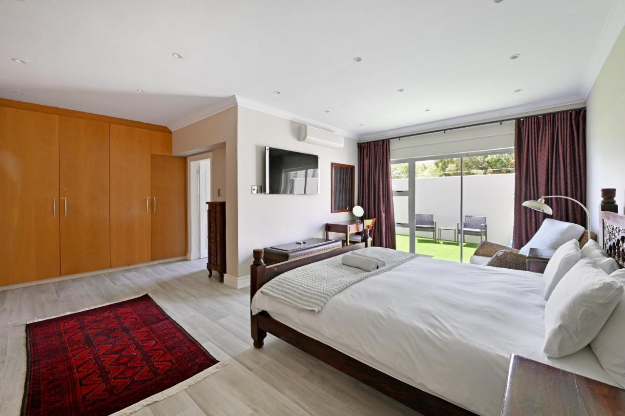 Elegant Camps Bay With Pool 150m To Holiday home Cape Town