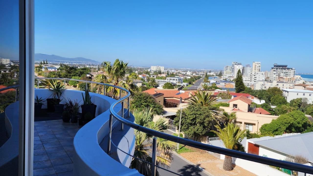 Homestay The Penthouse, Pub Lounge And Porch On The Palace, Bloubergstrand *