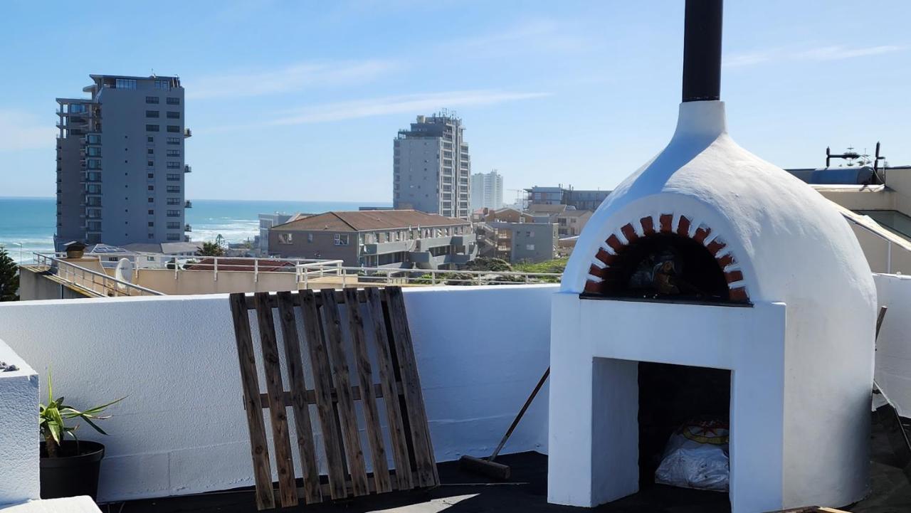 The Penthouse, Pub Lounge And Porch On The Palace, Bloubergstrand Homestay Cape Town