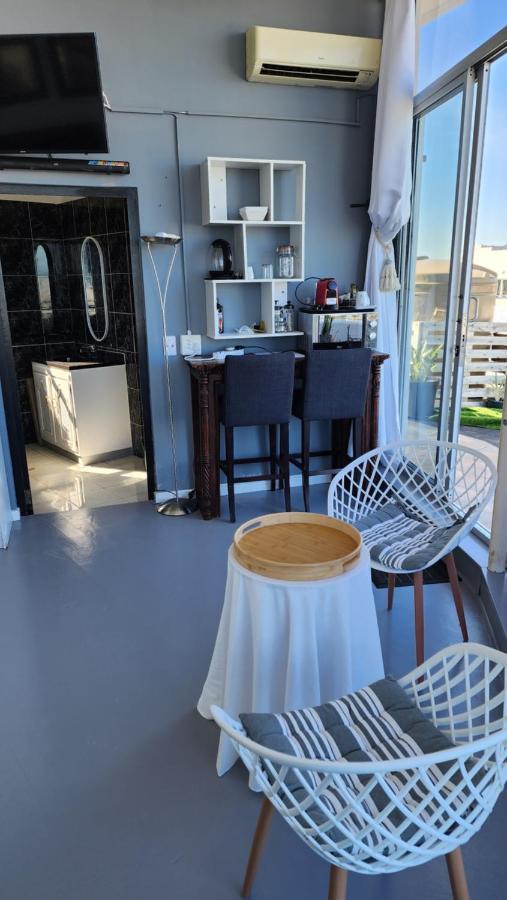 Homestay The Penthouse, Pub Lounge And Porch On The Palace, Bloubergstrand Cape Town
