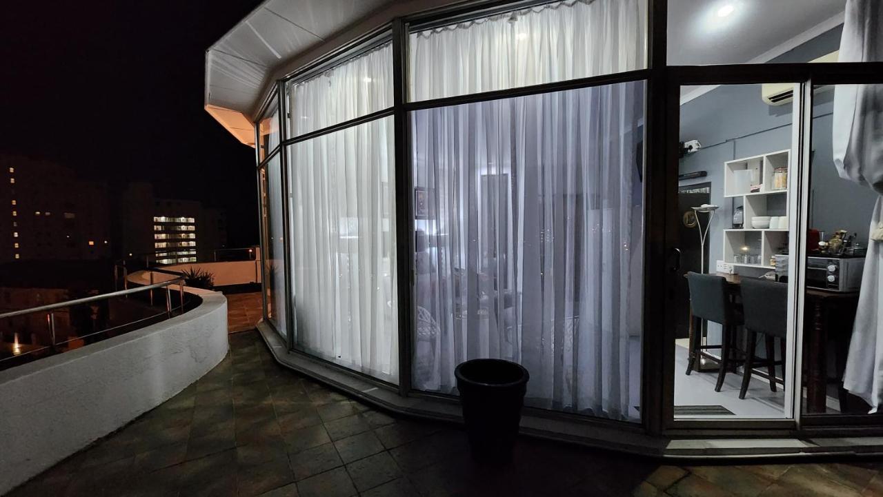 Homestay The Penthouse, Pub Lounge And Porch On The Palace, Bloubergstrand *