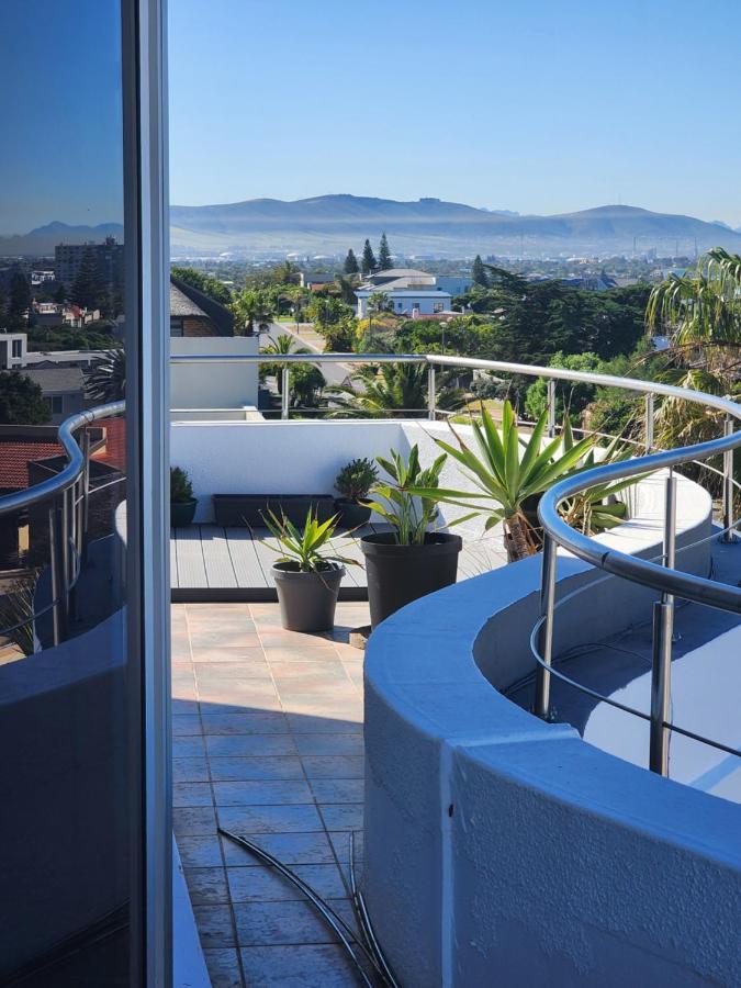 The Penthouse, Pub Lounge And Porch On The Palace, Bloubergstrand Homestay