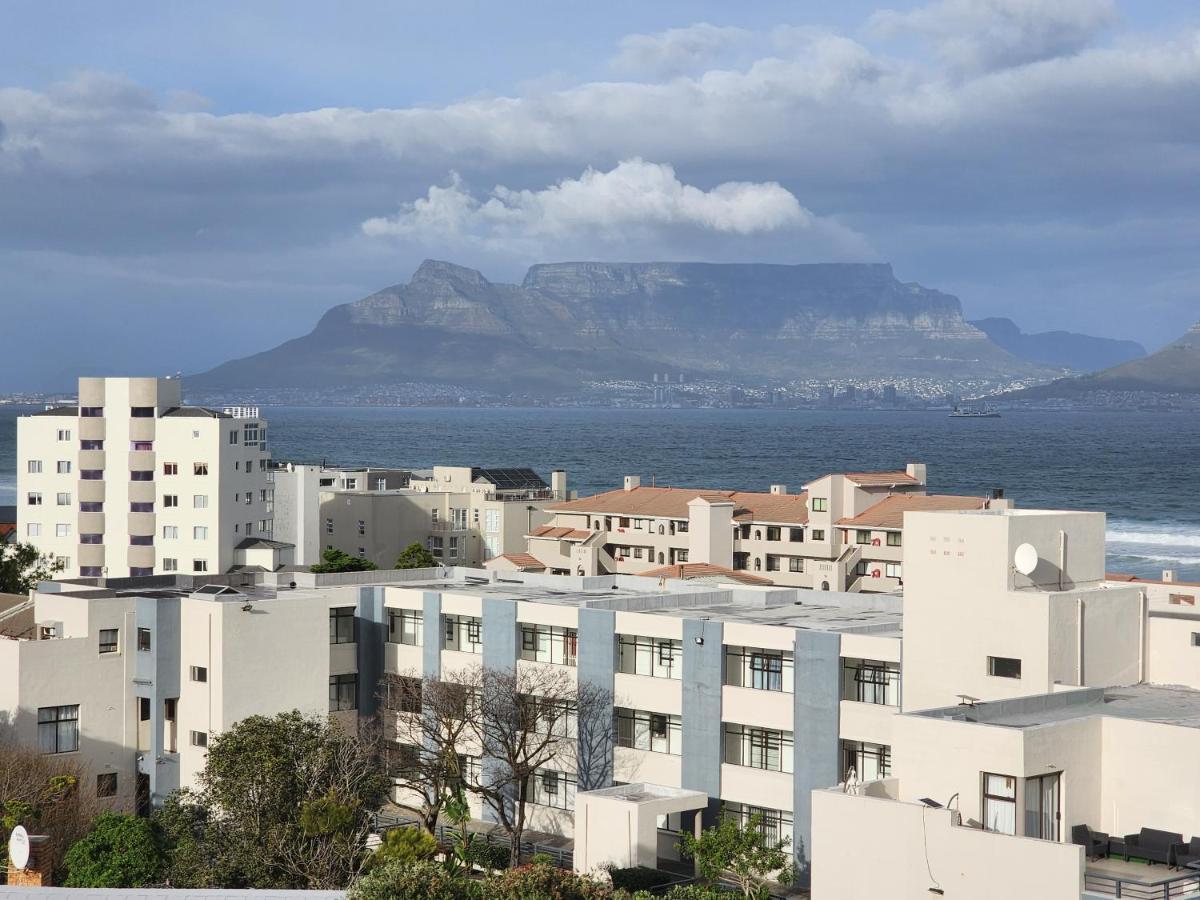 Homestay The Penthouse, Pub Lounge And Porch On The Palace, Bloubergstrand