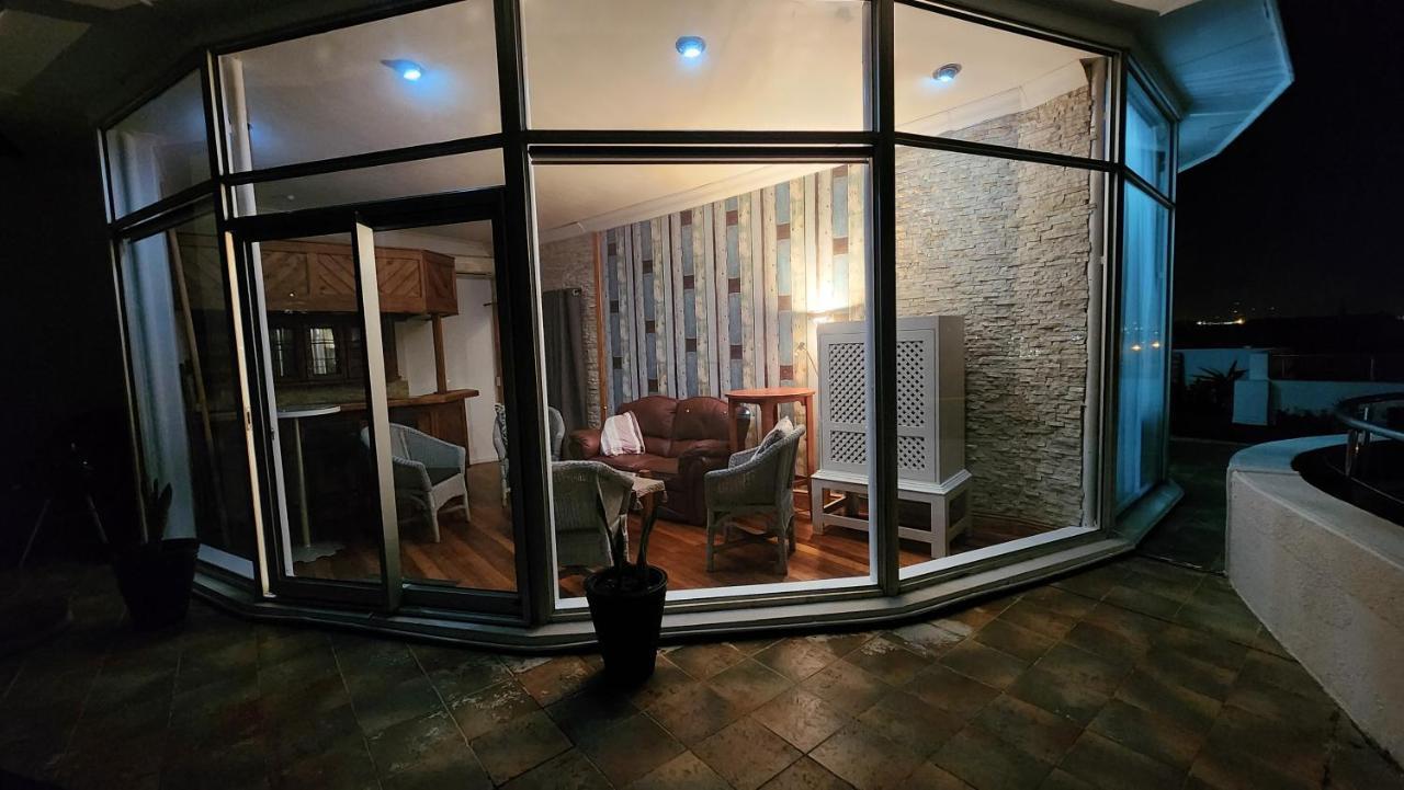 Homestay The Penthouse, Pub Lounge And Porch On The Palace, Bloubergstrand