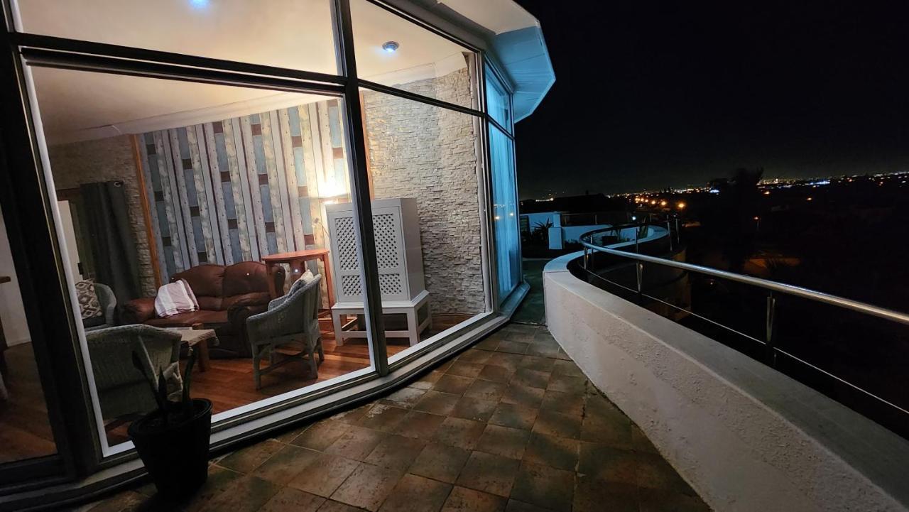 The Penthouse, Pub Lounge And Porch On The Palace, Bloubergstrand *