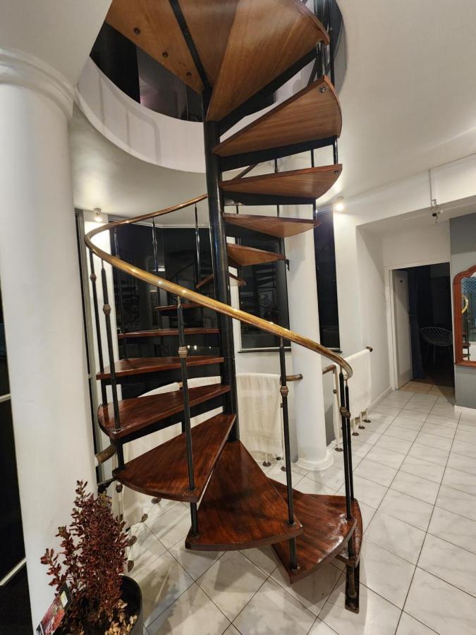 The Penthouse, Pub Lounge And Porch On The Palace, Bloubergstrand Homestay Cape Town