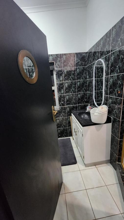 The Penthouse, Pub Lounge And Porch On The Palace, Bloubergstrand Homestay