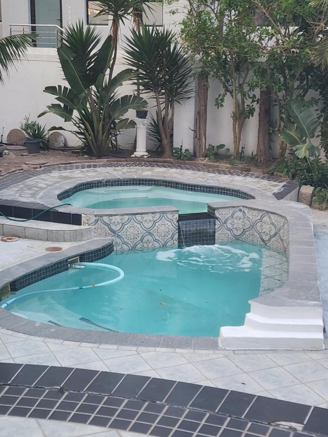 Homestay The Penthouse, Pub Lounge And Porch On The Palace, Bloubergstrand