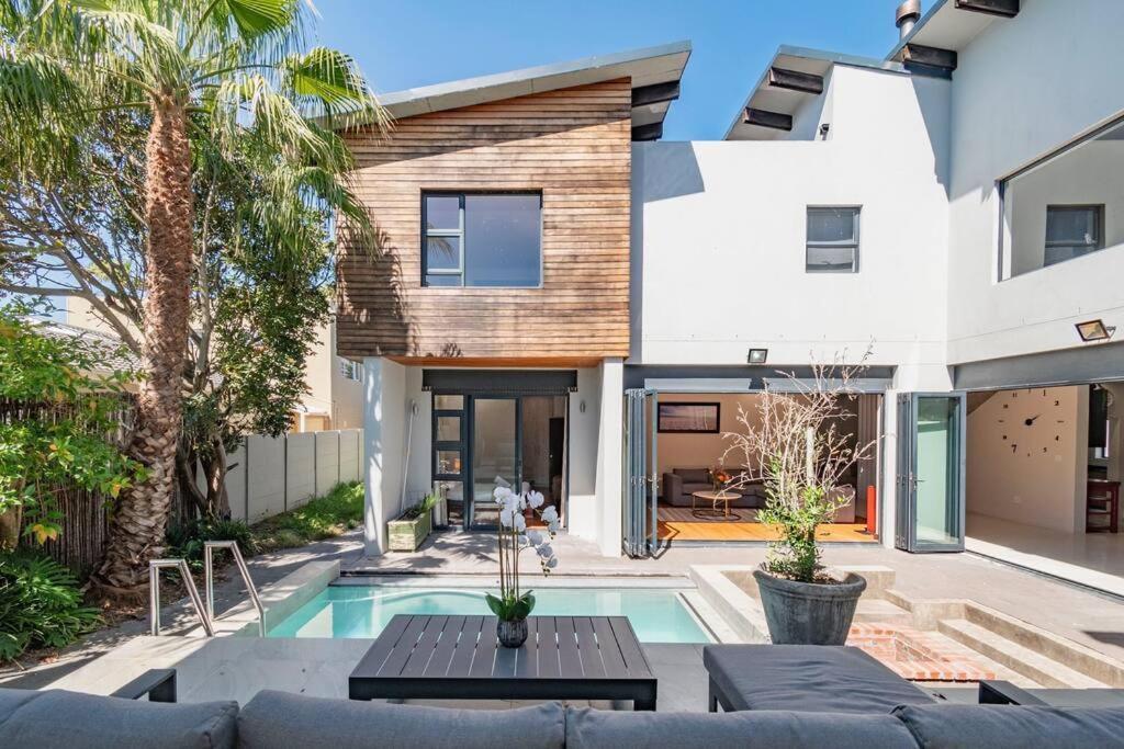 Villa Family In Tableview, Close To Dolphin Beach.