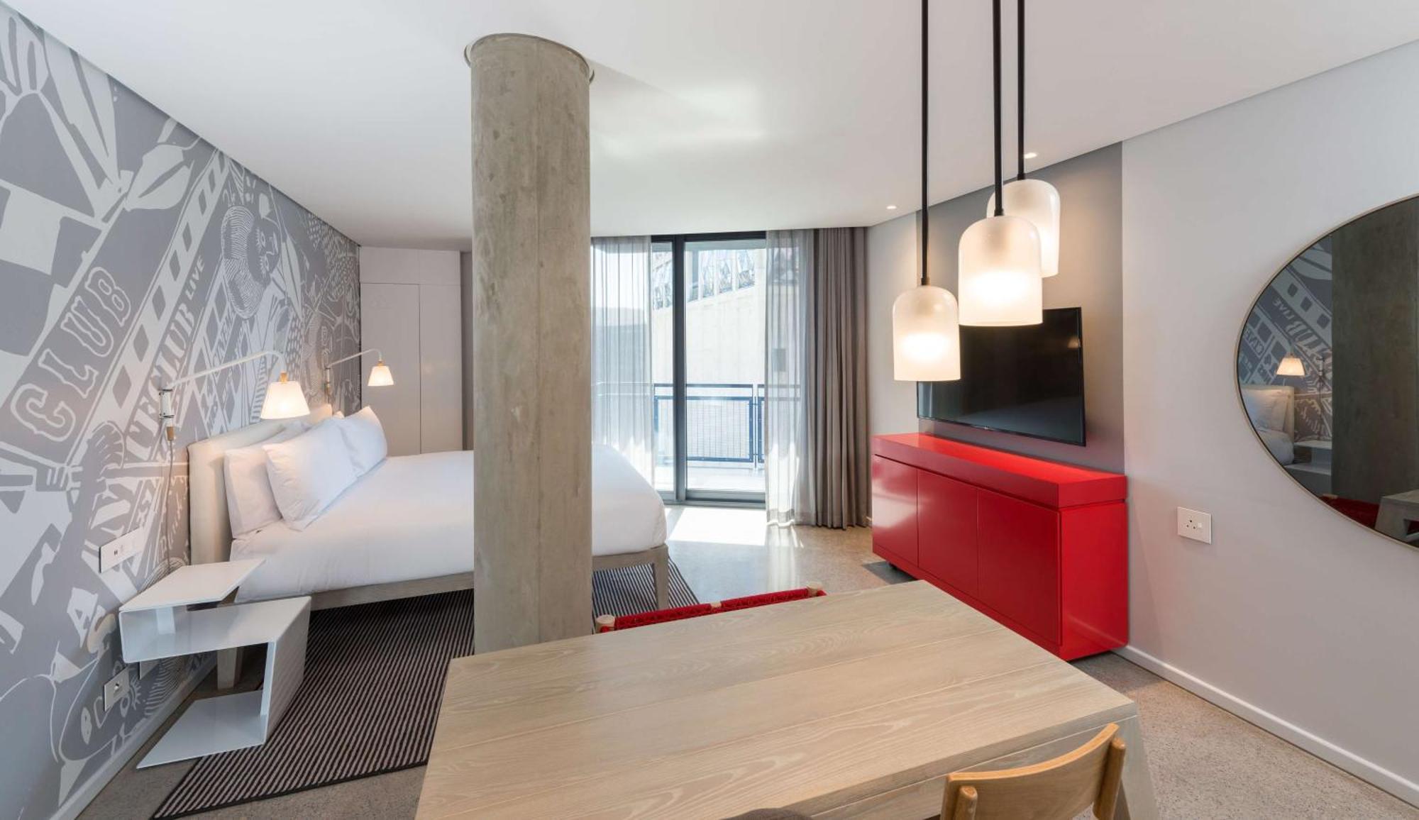 Radisson Red V&a Waterfront
